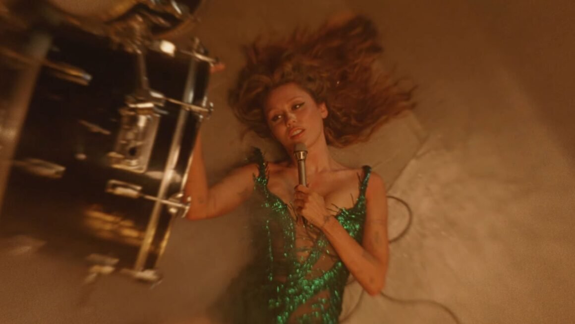 Miley Cyrus End of the World: Bedeutung, Lyrics und komplette Song-Interpretation